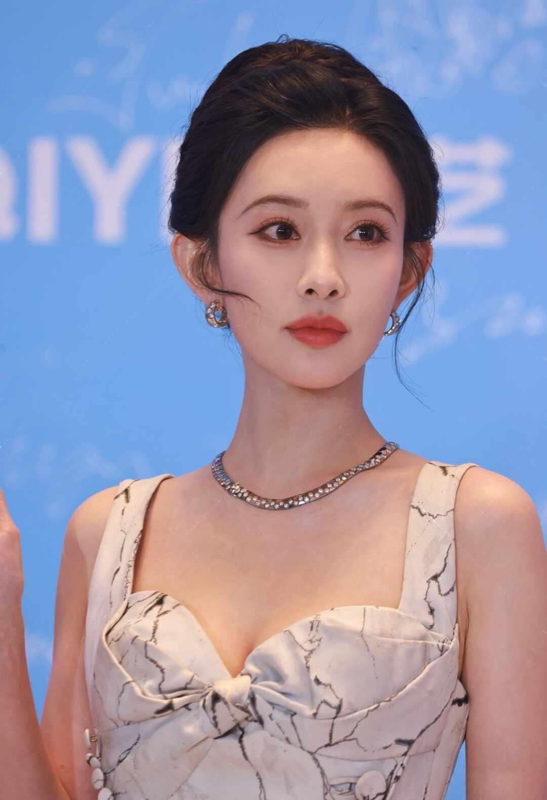 爱奇艺尖叫之夜 红毯 孟子义 100p 买断
女明星 明星 又美又飒 时尚圈焦点