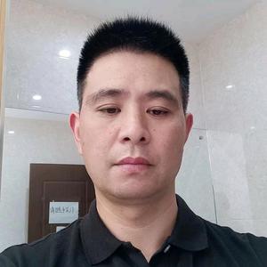 森林之外欢乐野餐的群