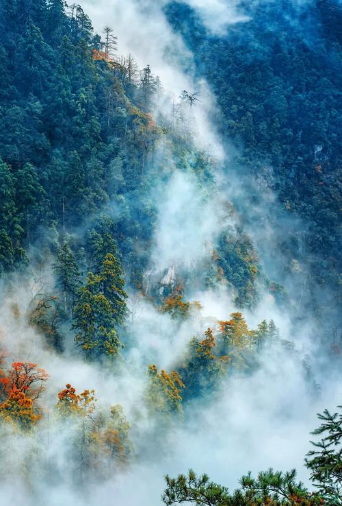 雾锁青山藏秀色，诚邀下联
下联：
云开碧水映晴空
上联“雾锁”写朦胧之态，青山隐