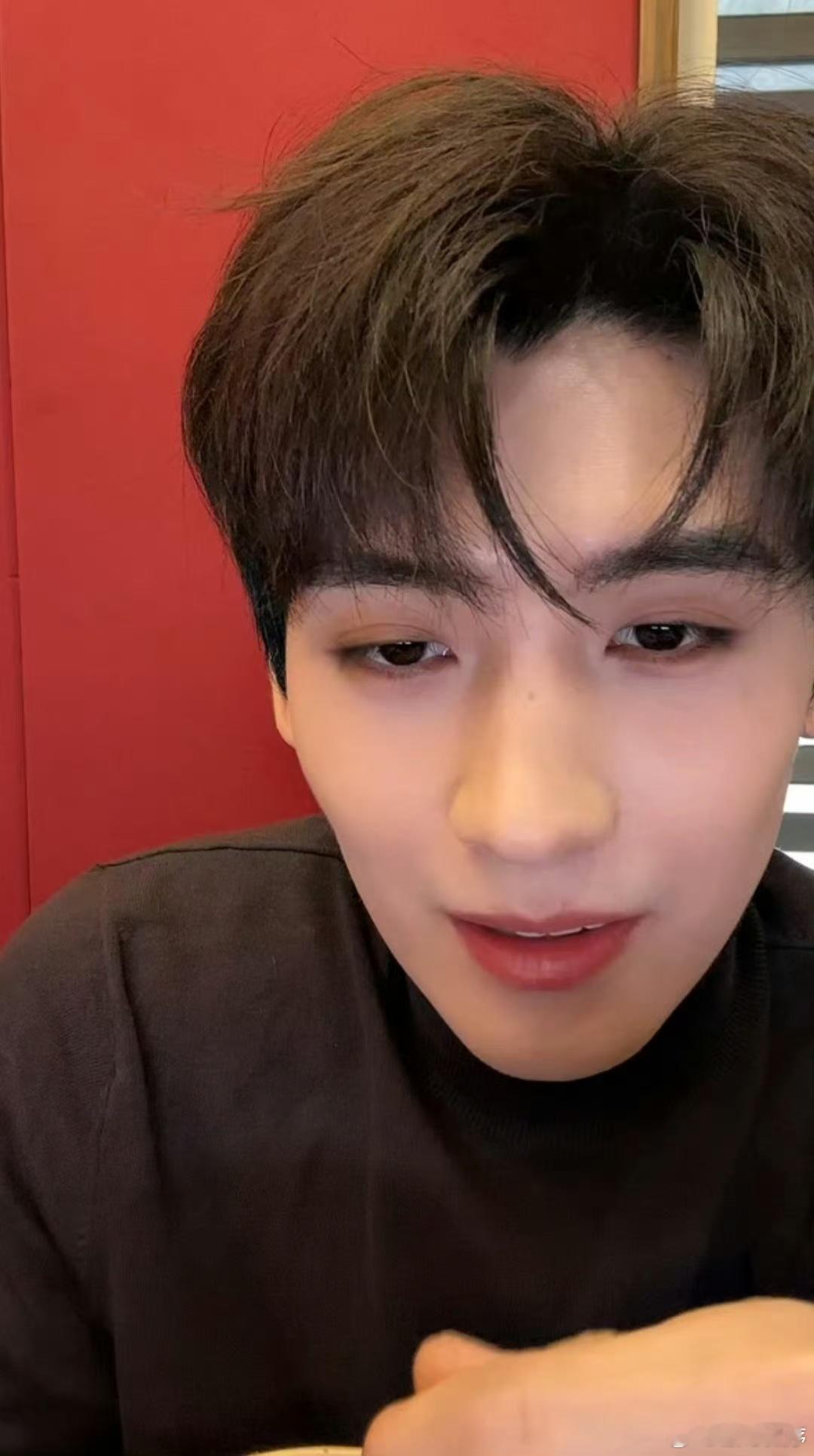 黄俊捷突击直播 看直播的时候，被黄俊捷的幽默深深吸引，他用河南话和AI的互动让人