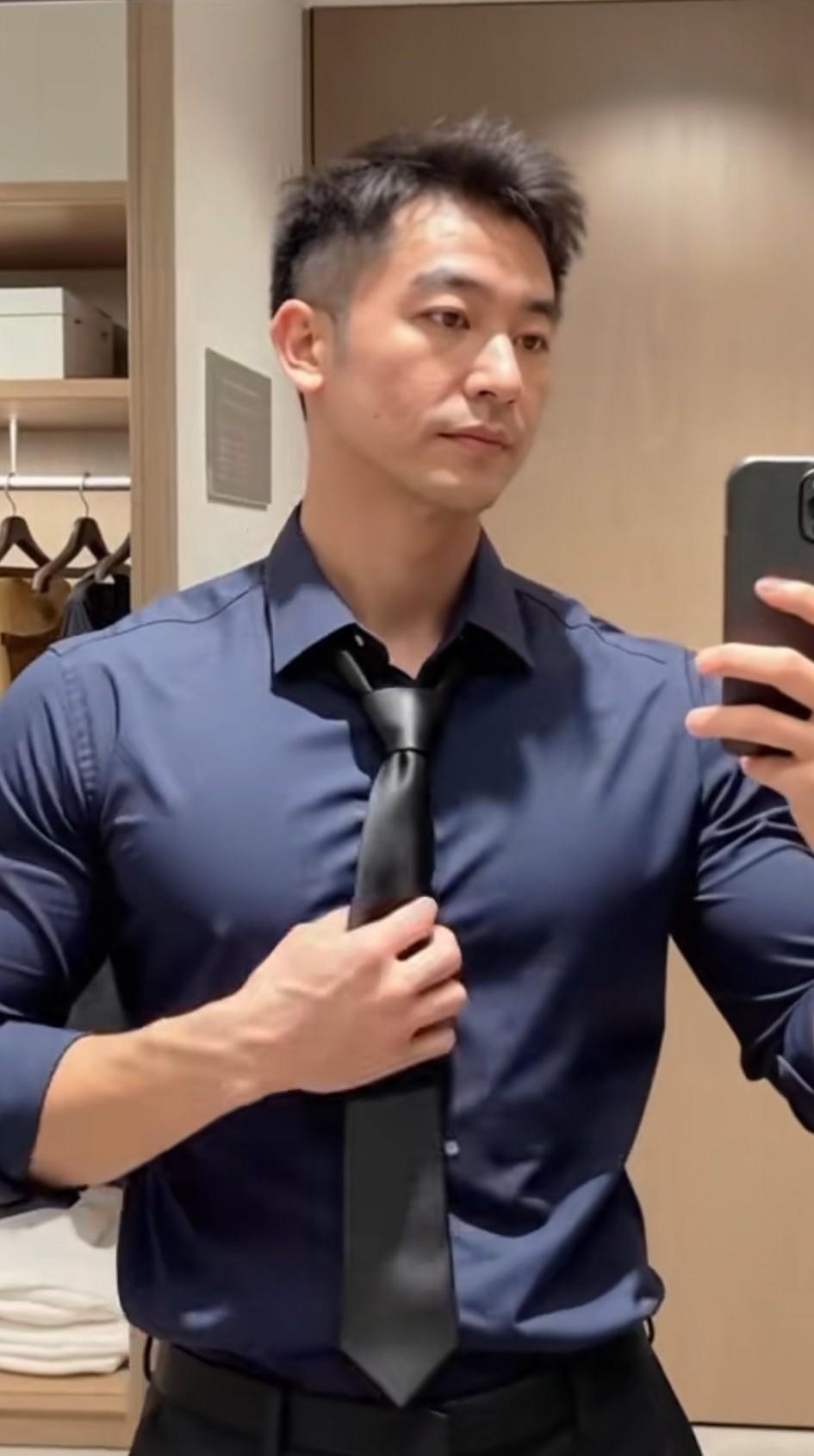 我还是觉得自己穿正装最帅，50岁我的穿衣风格全变了，以前什么款式什么风格的衣服都