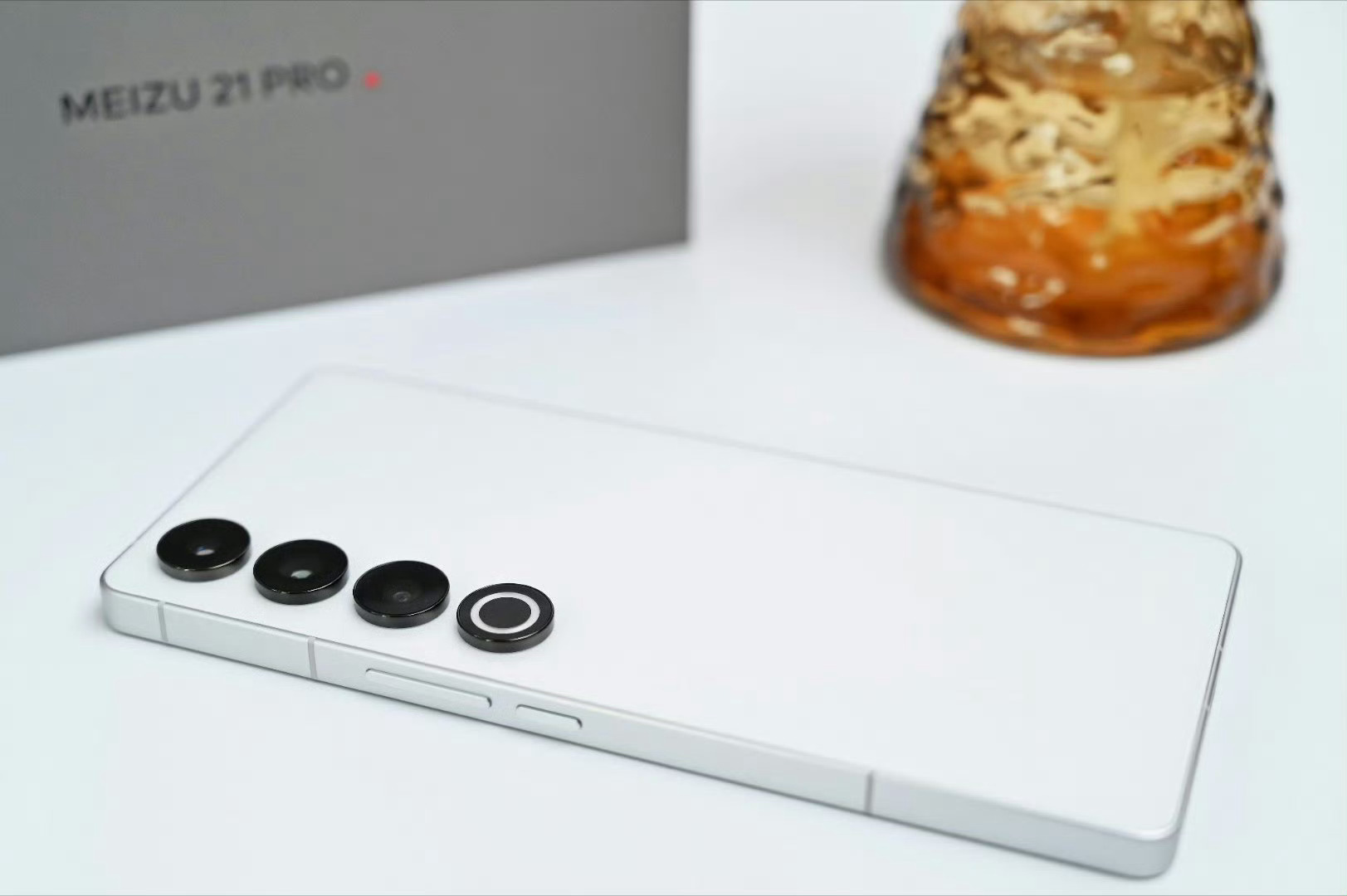 魅族手机为什么没落了其实以前魅族在颜值、系统方面都很能打，只是后来战略方向失误了