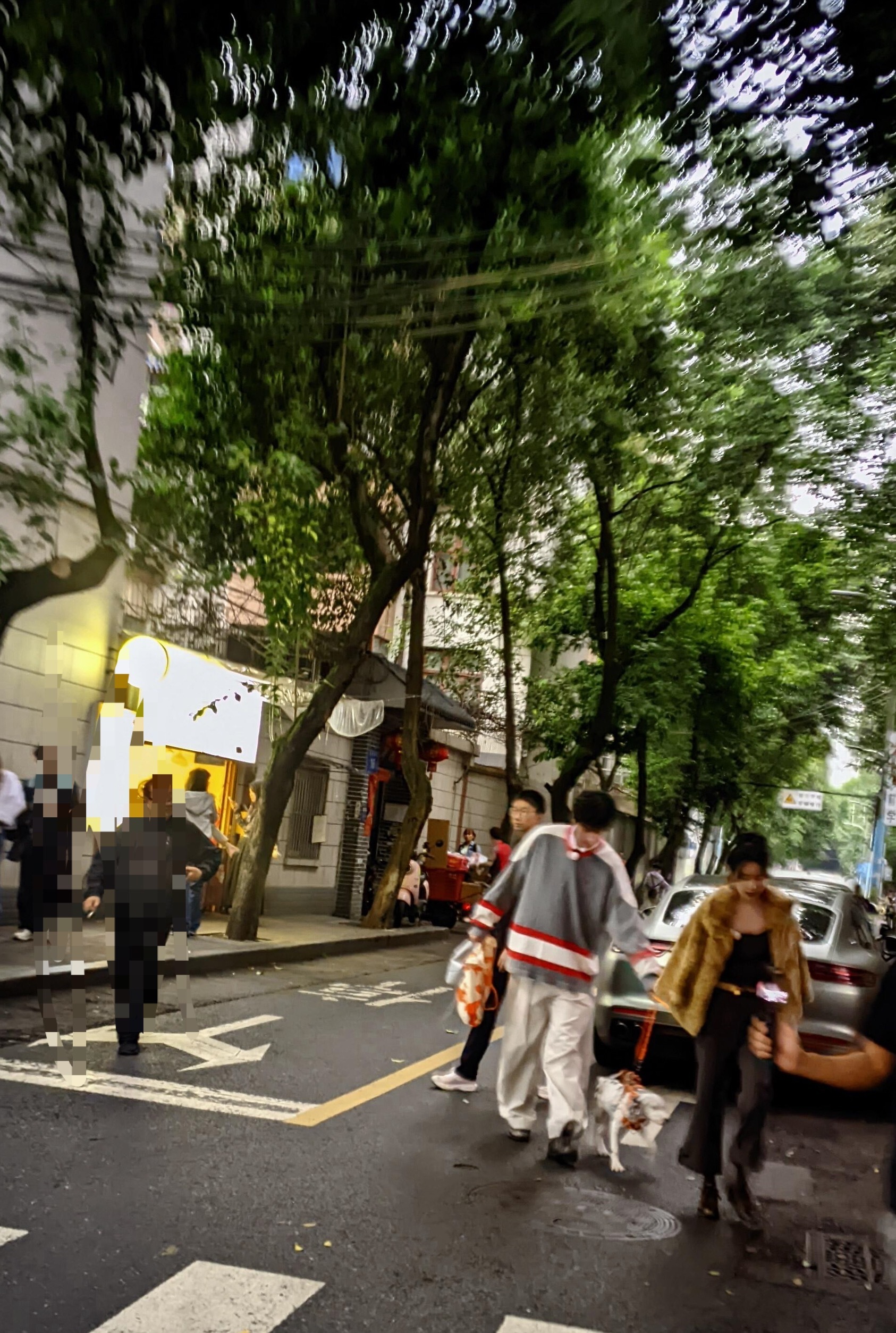 好喜欢这个图拍的好有氛围，惠子邮轮街头被抓拍到的情侣好日常好般配 ​​​
