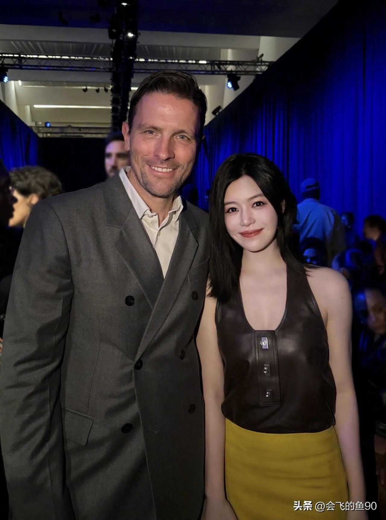 这组对比图，特别有意思，是小龙女陈妍希，参加米兰时装周，和时装大老板，13年前后