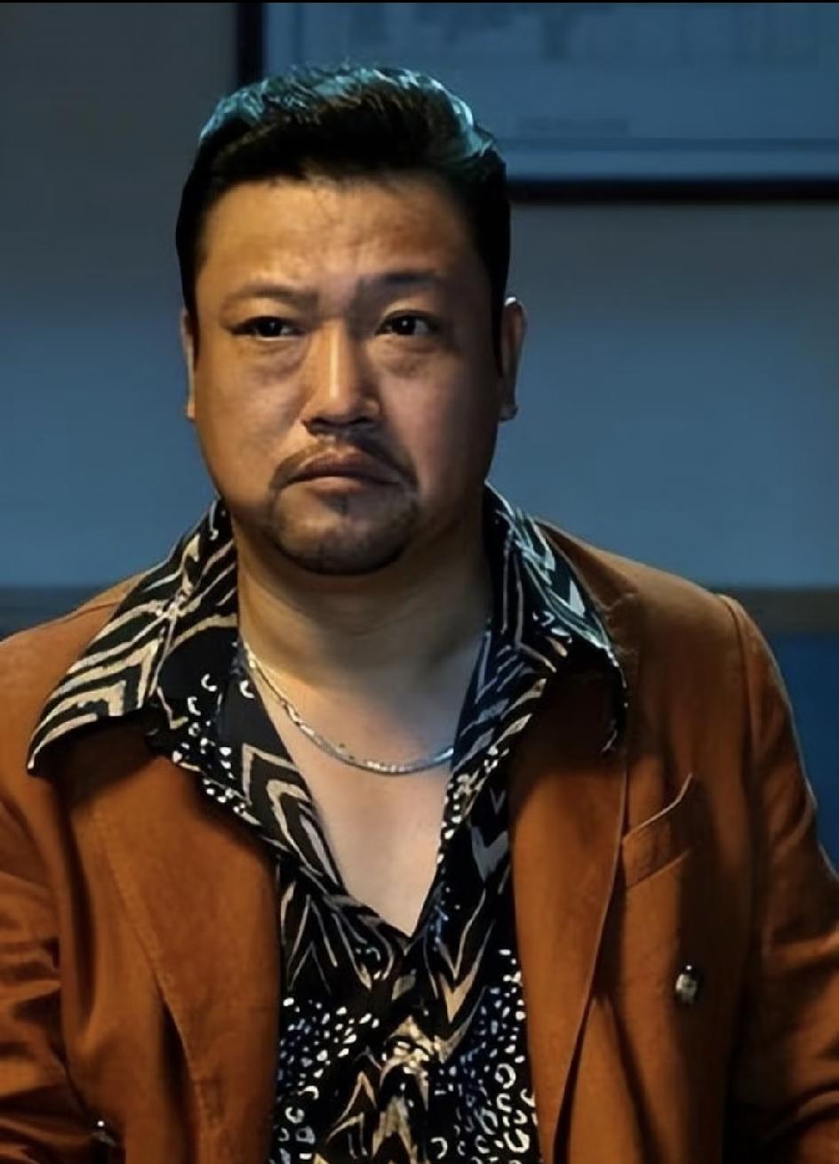 说实话，  
贾冰这次塌不了房。

不是他没问题，是全网把账算清楚了。他抽烟喝酒