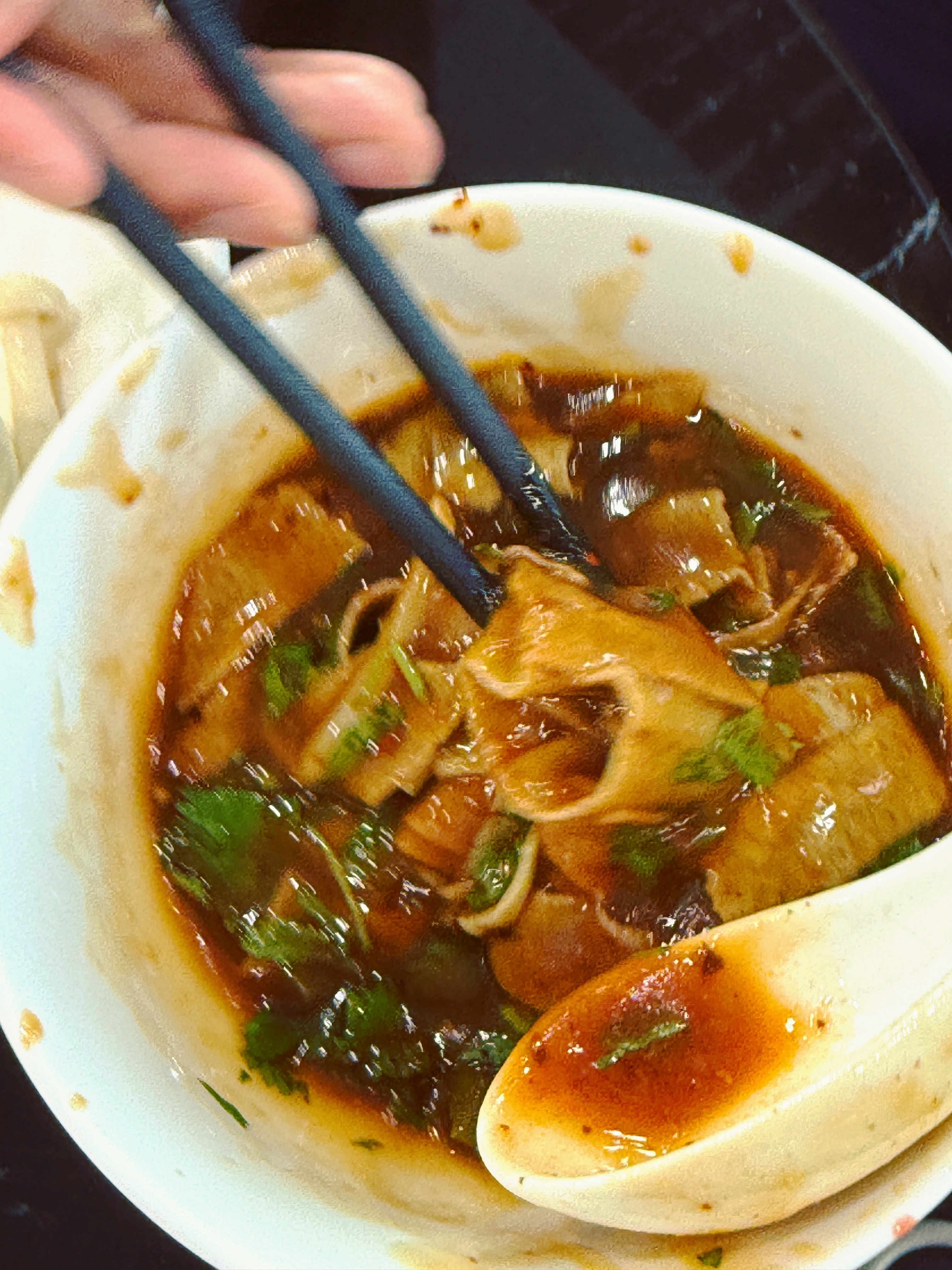 来品尝一下天津嘎巴菜，kk吃的还挺津津有味的[允悲]我还是和往常一样，吃了一个狗