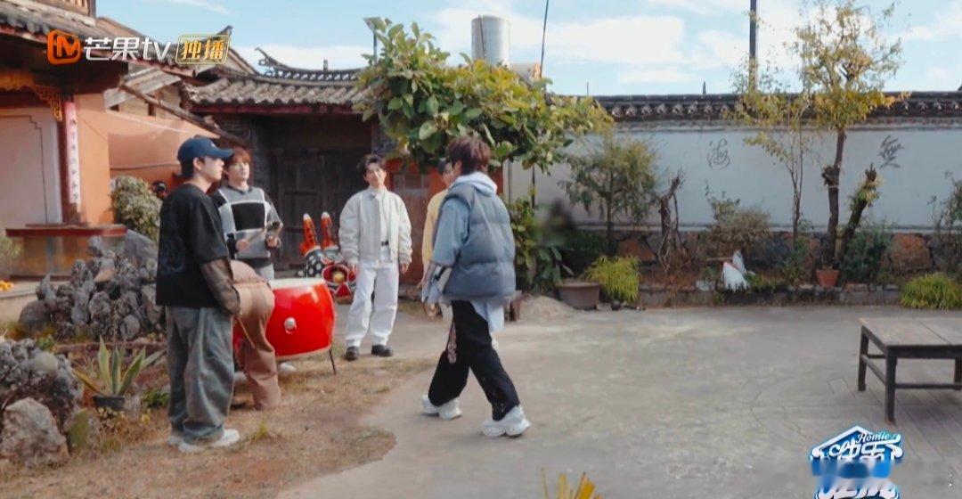 陆虎灵感张口就来快乐老友记 陆虎的创作灵感源源不停！张口就来的旋律，藏着生活的诗