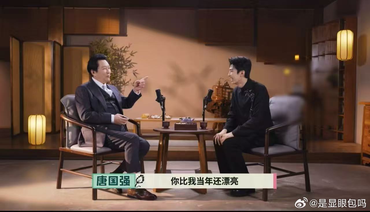 赵小童送了唐国强一兜子青岛特产唐国强赵小童版把青岛啤酒端起来唐国强问赵小童十个勤