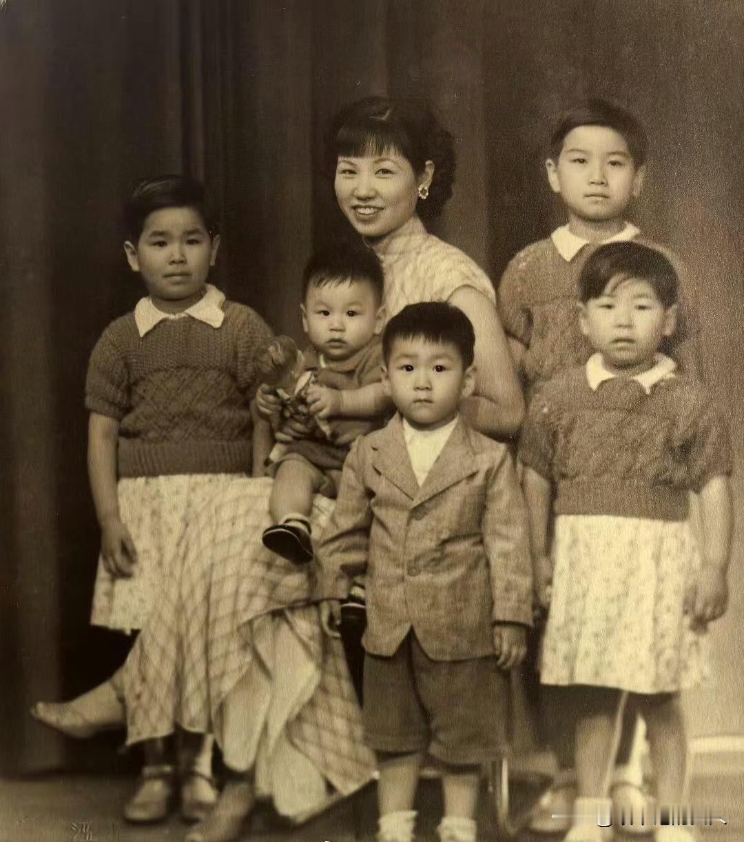 据悉，这是民国时期（1912-1949）的一张照片，看着装打扮算是富裕家庭了吧？