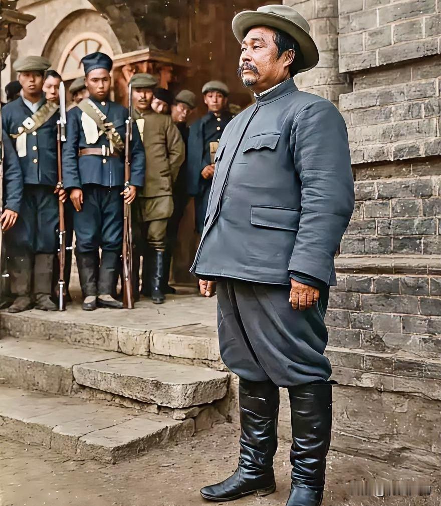 1911年武昌起义胜利，黎元洪被推举为湖北都督。民国五年袁世凯病逝后，黎元洪顺势