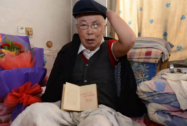 1950年长津湖战役中，17岁的朱彦夫在昏迷中隐约感觉自己的肚子被划开，疼醒之后