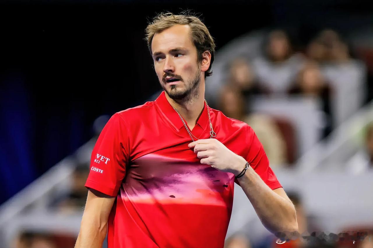 #2024中网# 想起来半决赛梅德韦杰夫输给阿尔卡拉斯时哀怨的眼神。那种明明自己