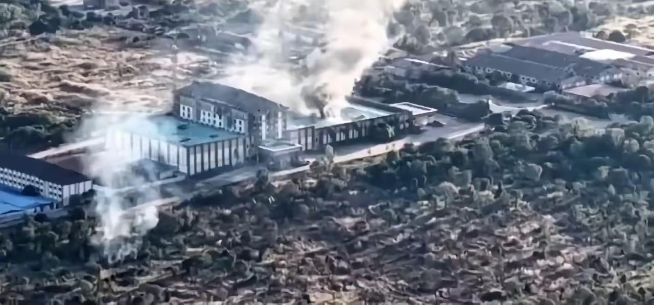 泰军再炸柬新建电诈窝点！塔吊未拆就夷为平地，边境犯罪毒瘤遭精准清剿
泰军再出重拳