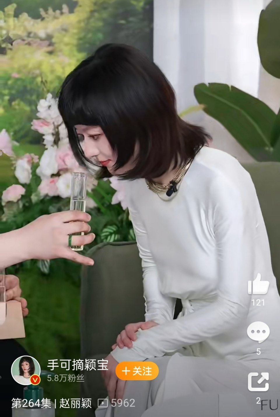 赵丽颖直播许久没露面终于出现了，弱弱的问一句，假发还是真发？ 赵丽颖短发齐刘海造