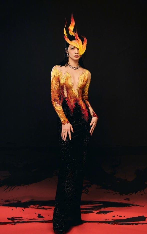 没有人能笑着走出微博之夜！
女明星准备一次活动要花不少钱，化一次妆就好几万，除了