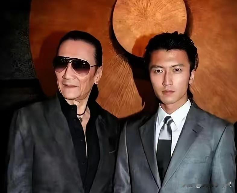 谢贤跟谢霆锋说：“别人的儿子都出去赚钱给父母花，让父母能安心养老，我给你搭了那么