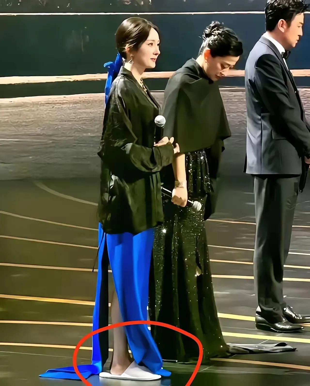 和很多人相比，杨幂真的是太不努力了，也不担心被拍到穿拖鞋的样子。杨幂看上去很随意