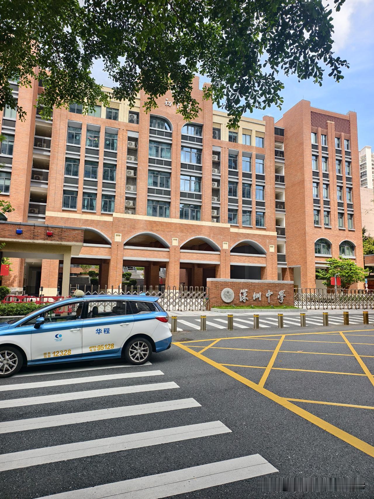 今天真的是累坏了，从早到晚一共带了 4 批客户，早上 9 点多，带了一批客户看布