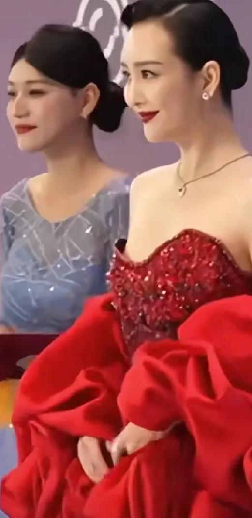 王鸥把自己打扮得像花神，好看是好看，影视剧里需要也就罢了，场合上还是庄重点好，这