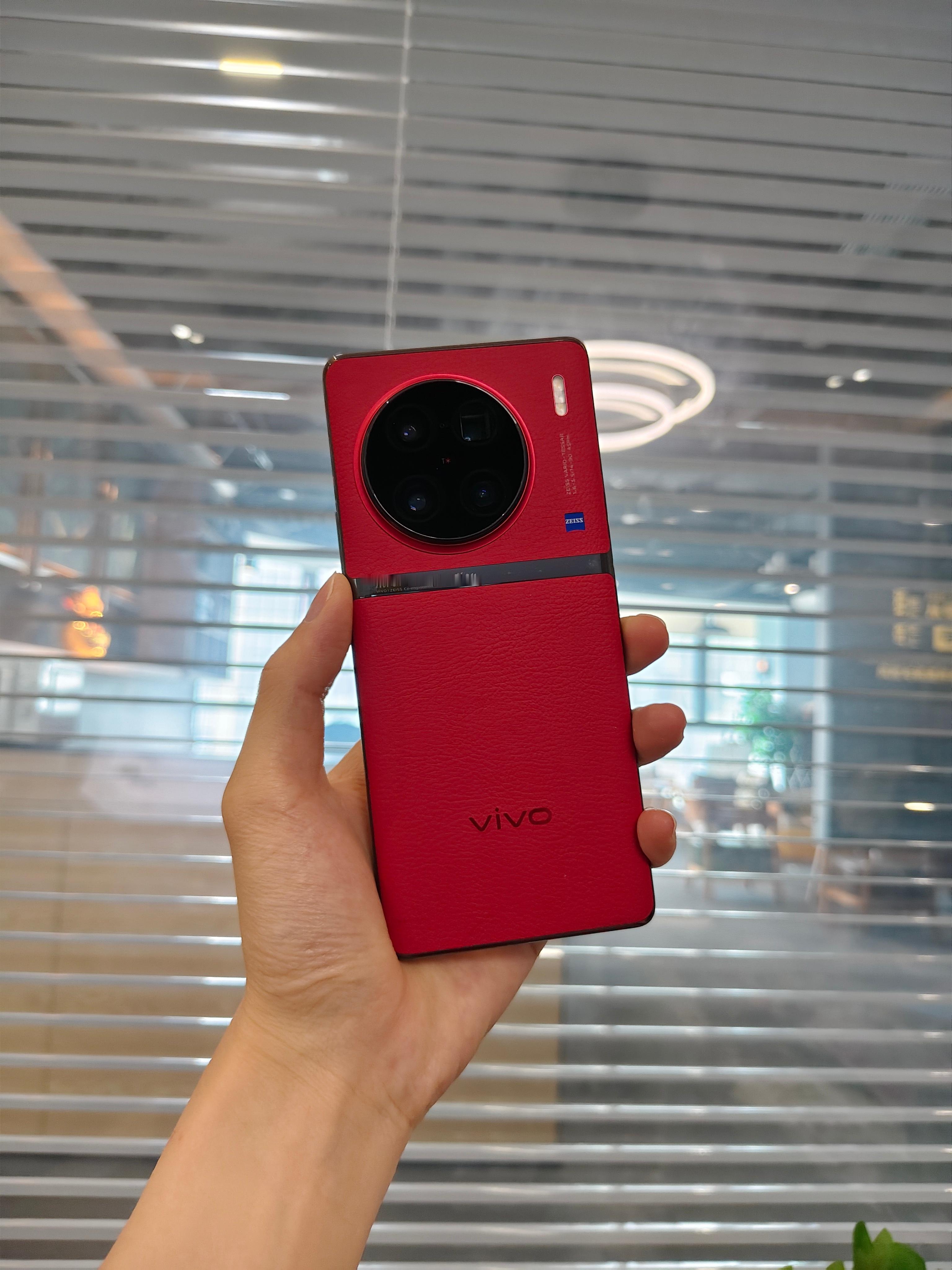 突然发现，同事还在用vivo X90Pro+。 