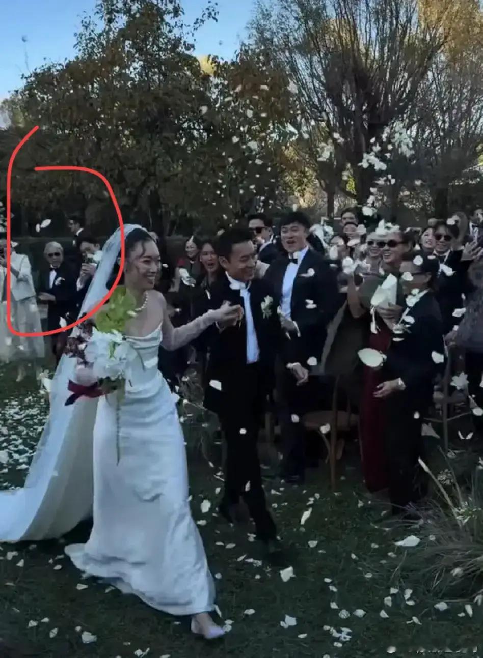 霍震霆朱玲玲现身小儿子婚礼！笑容满面对儿媳满意，俩人相处体面，11月17日，霍启