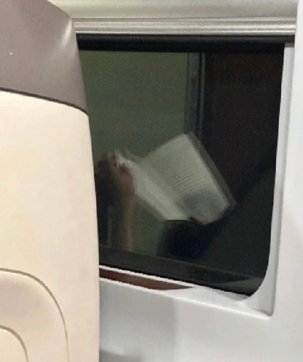 迪丽热巴这次是因为爱学习冲上了热搜，有网友爆料自己与迪丽热巴一同坐高铁，恰巧看到