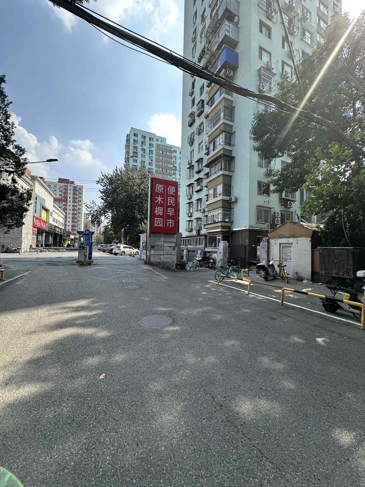 来北京三天，一天比一天热，晚上十点气温仍在30度以上，比武汉还要热。
     