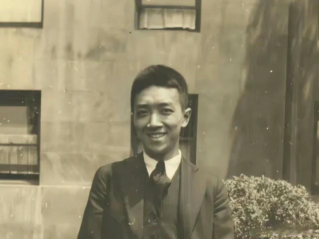 1912年，民国元年，20岁的胡适取得了赴美留学的资格，他来到康奈尔大学留学，师