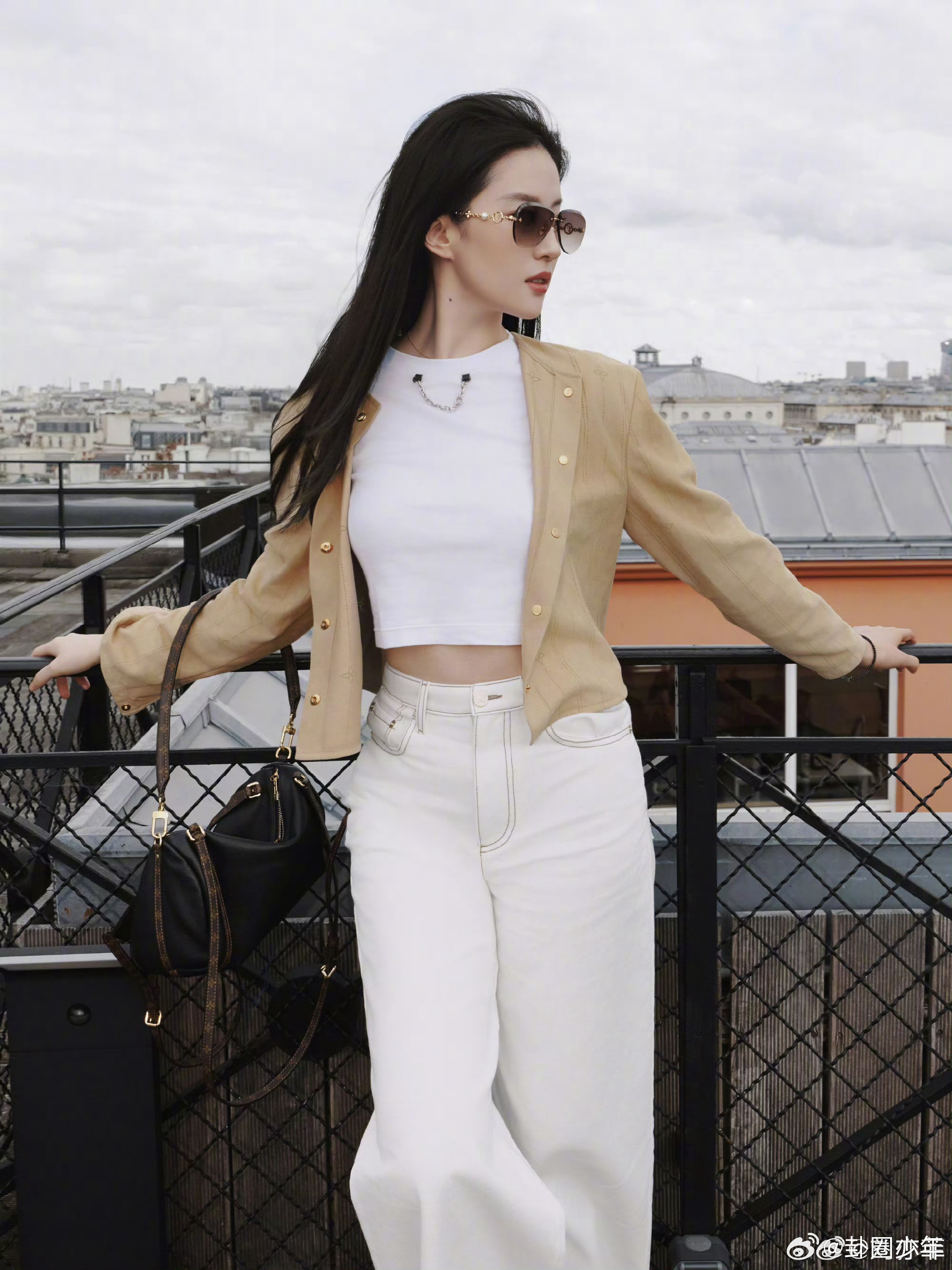 刘亦菲米兰街拍刘亦菲街拍明信片刘亦菲米兰街头随手一拍都是明信片质感，墨镜造型又美