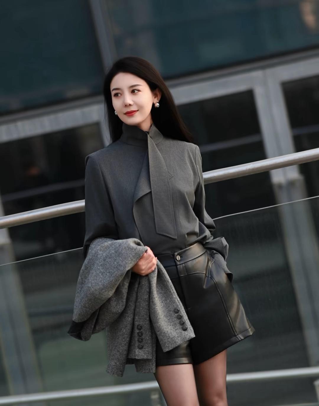 都市酷女孩穿搭指南，灰色大衣搭配黑色皮裙，时尚又保暖！