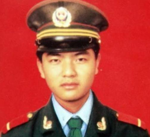 1992年10月，一武警战士独自押送四名不法分子回中队。突然，一个歹徒冲上来死死