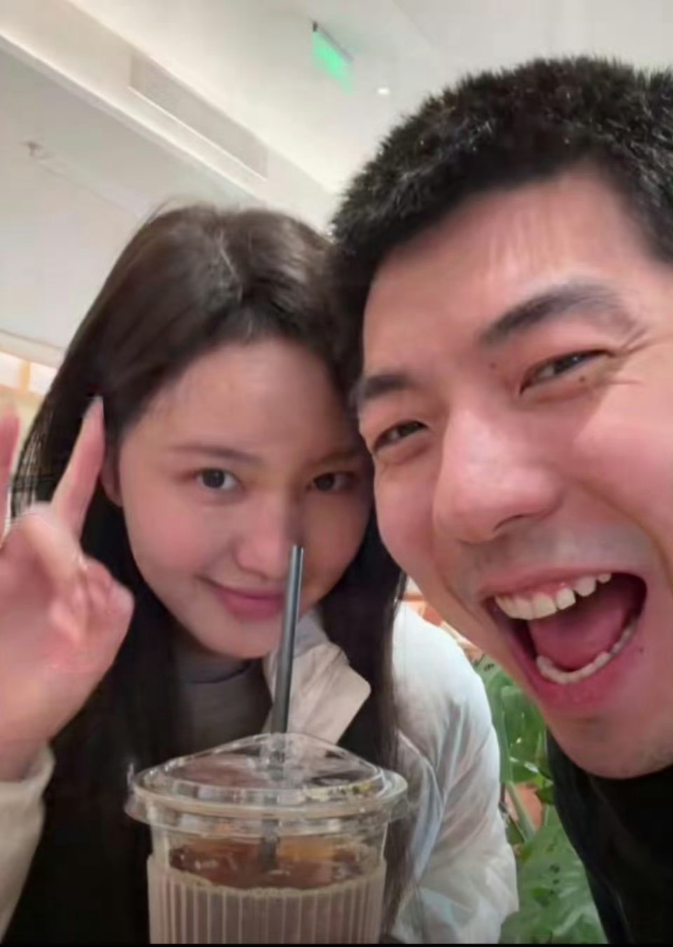 闫子贝求婚成功 猛一看，还以为是陈若琳呢，感觉有点儿像