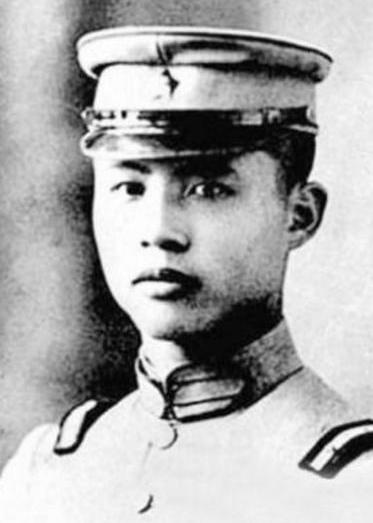 1931年的一天，董其武晚上借宿百姓家，一进屋就看到一个女人坐在床上，羞涩的准备