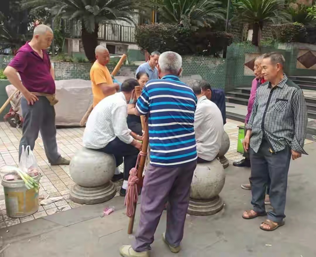 为农民哽咽发声代表接到多部委电话一百多块钱的退休金，不打工怎么办？谁不想休息啊！