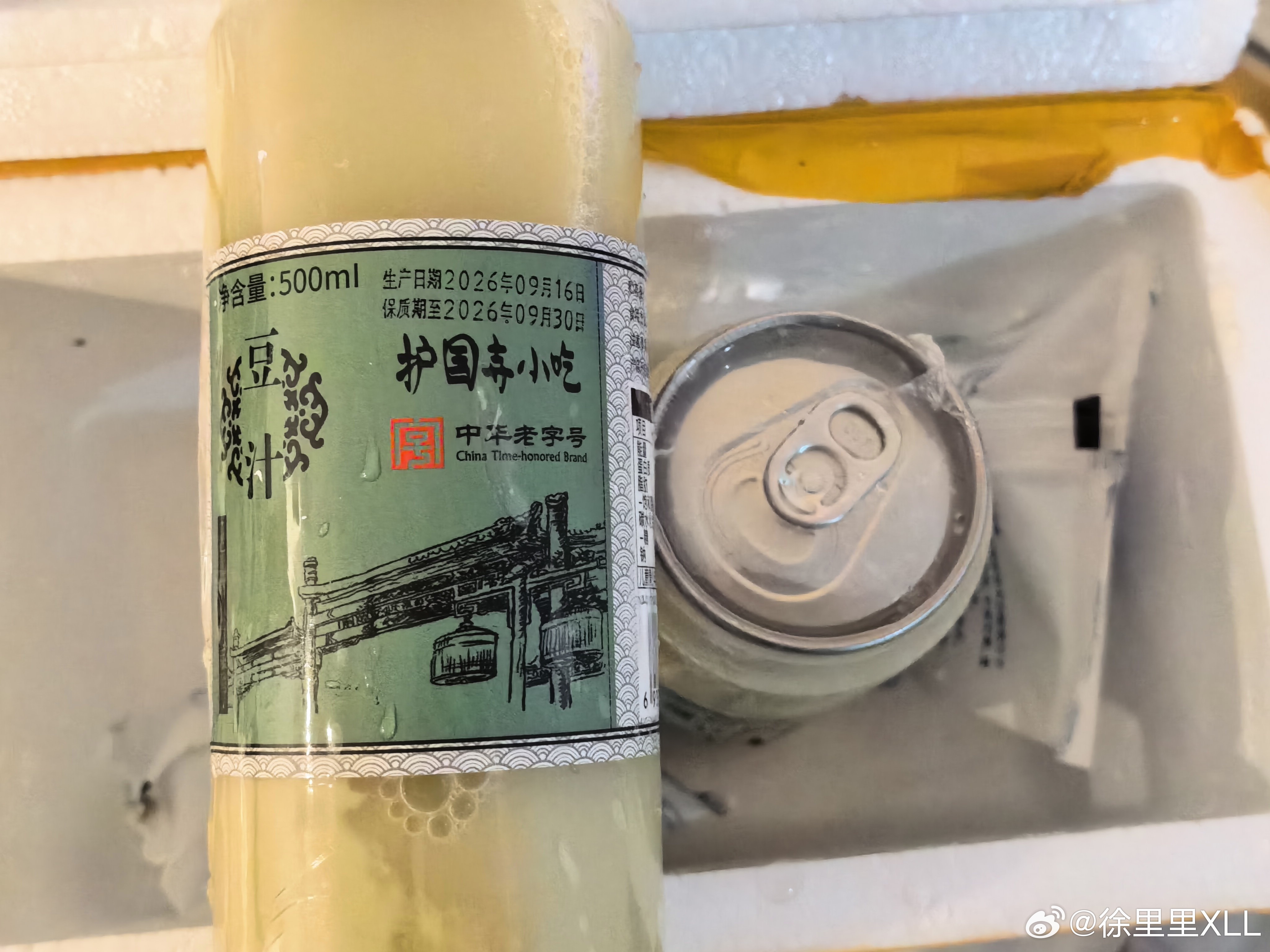 豆汁仙人给寄的豆汁到了。有一瓶还裂了。隔着包装我就闻着一股酸掉的洗脚水味道。老北