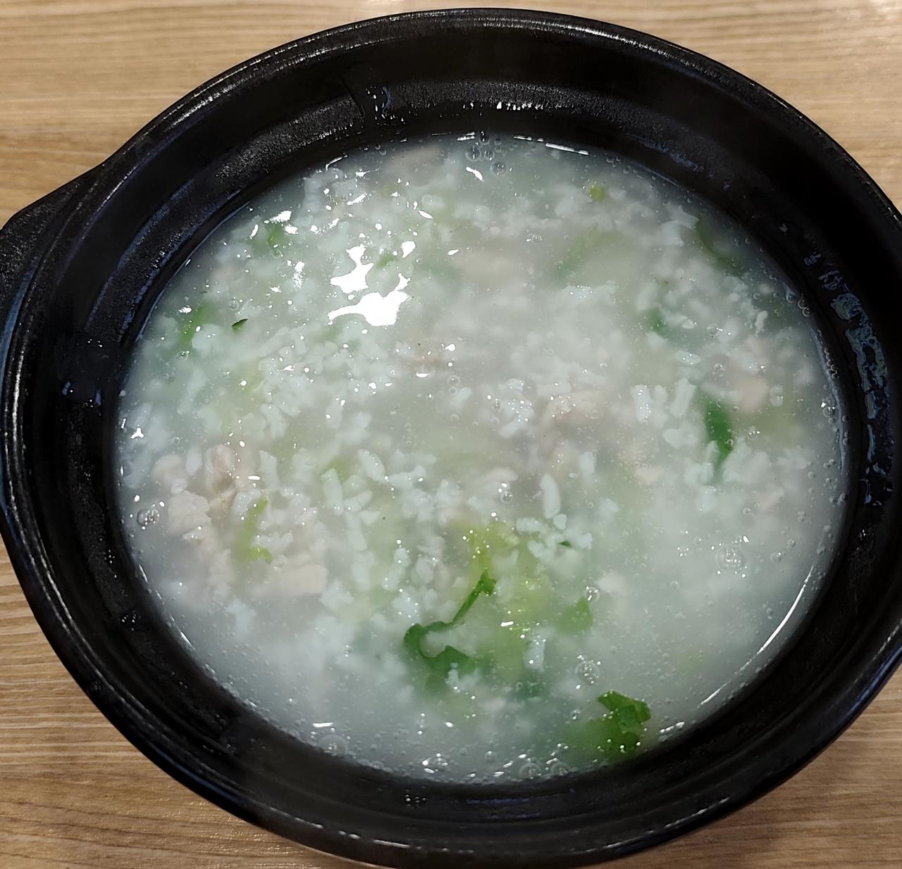 回到广州了，今天中午经过大沙地这间小店，进店坐下扫码点餐，我点了一碗粥，两个菜包