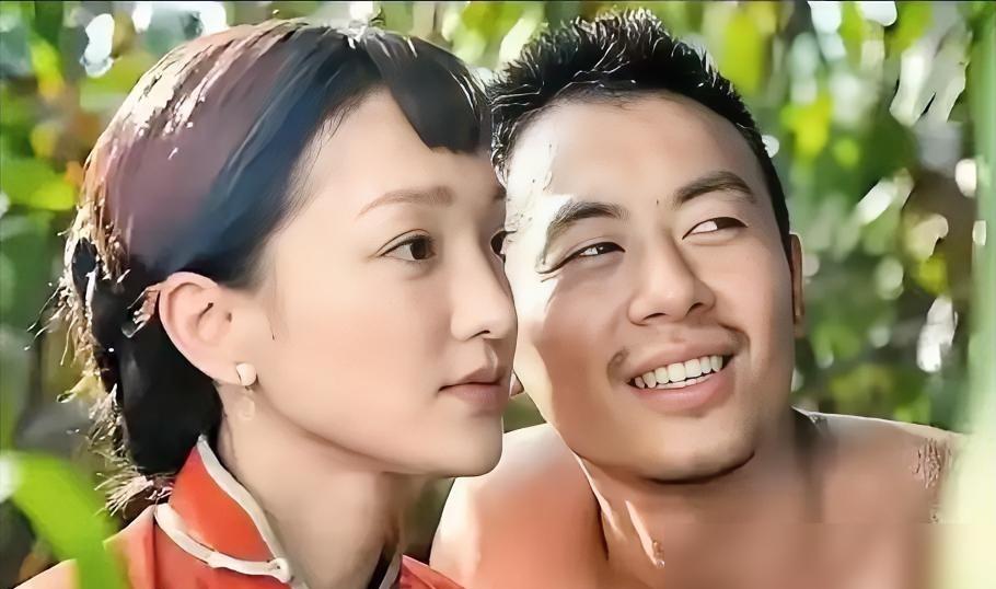 别拿“敬业”这块包浆的遮羞布，去粉饰这场血肉献祭了。
你看。朱亚文死死碾压周迅