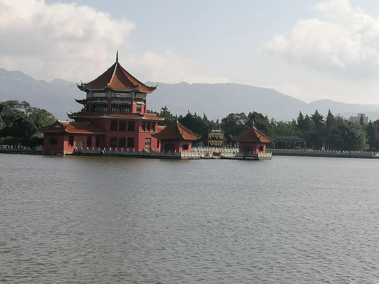 蒙自市是云南省红河哈尼族彝族自治州下辖的县级市，州府所在地，具有以下特点：
 