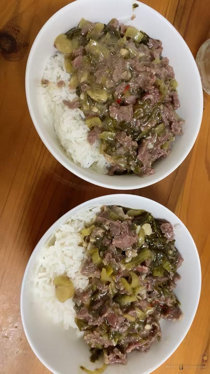 汕头和潮州的美食都很地道，非要比个高低还挺难。
汕头美食丰富多样，像牛肉丸，Q弹