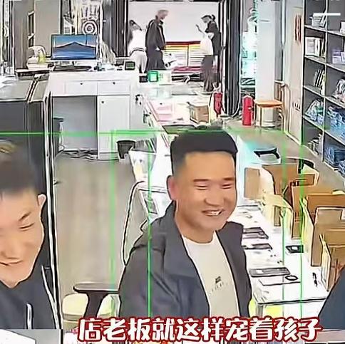 东北人就这样宠着孩子！一家手机店店主用日复一日的包容与善待，温暖了一位特殊的少年