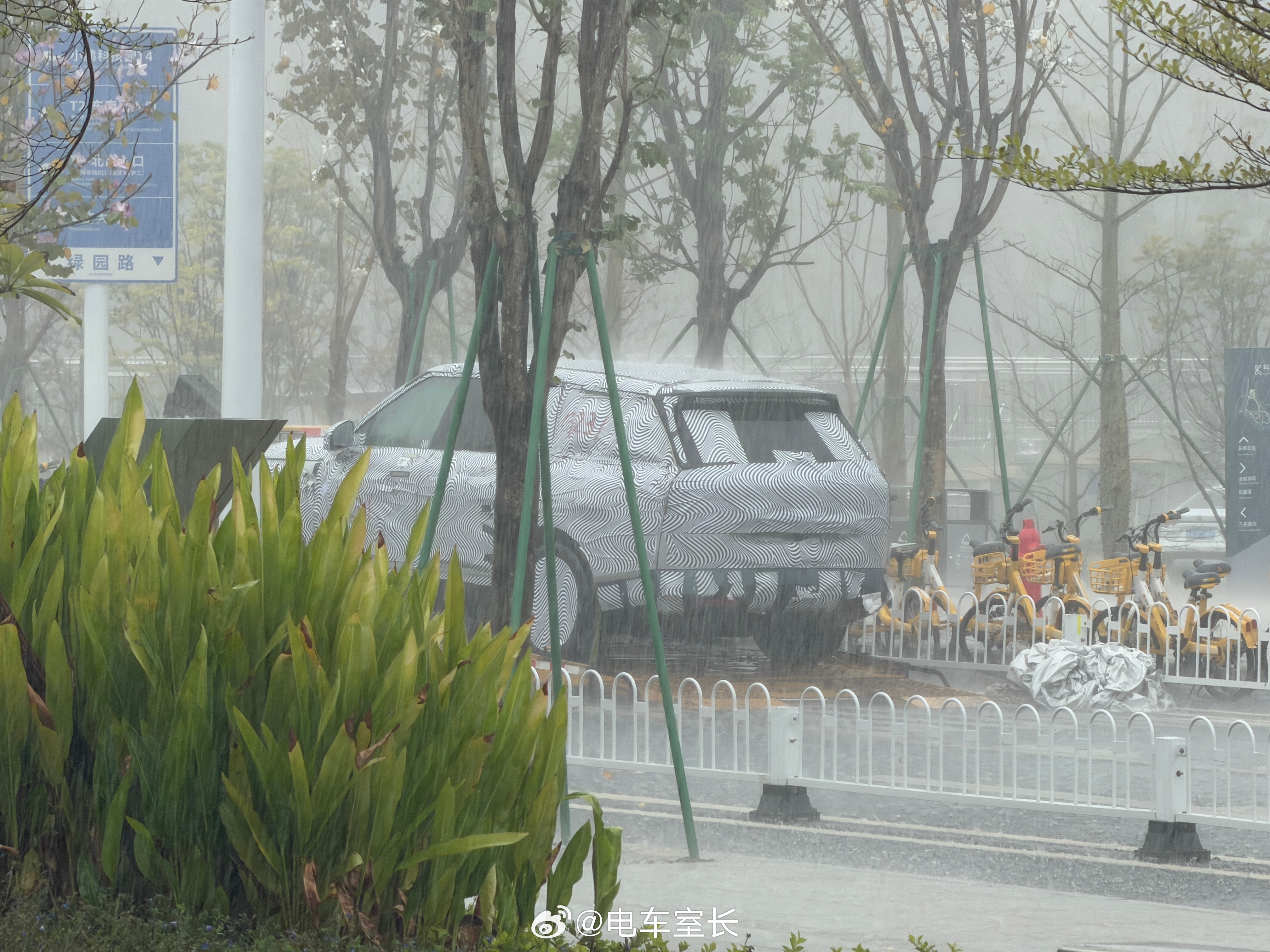 小鹏第二代VLA妈妈都爱开的国民智驾也不知道是有意还是故意的小鹏发布会门口停着一