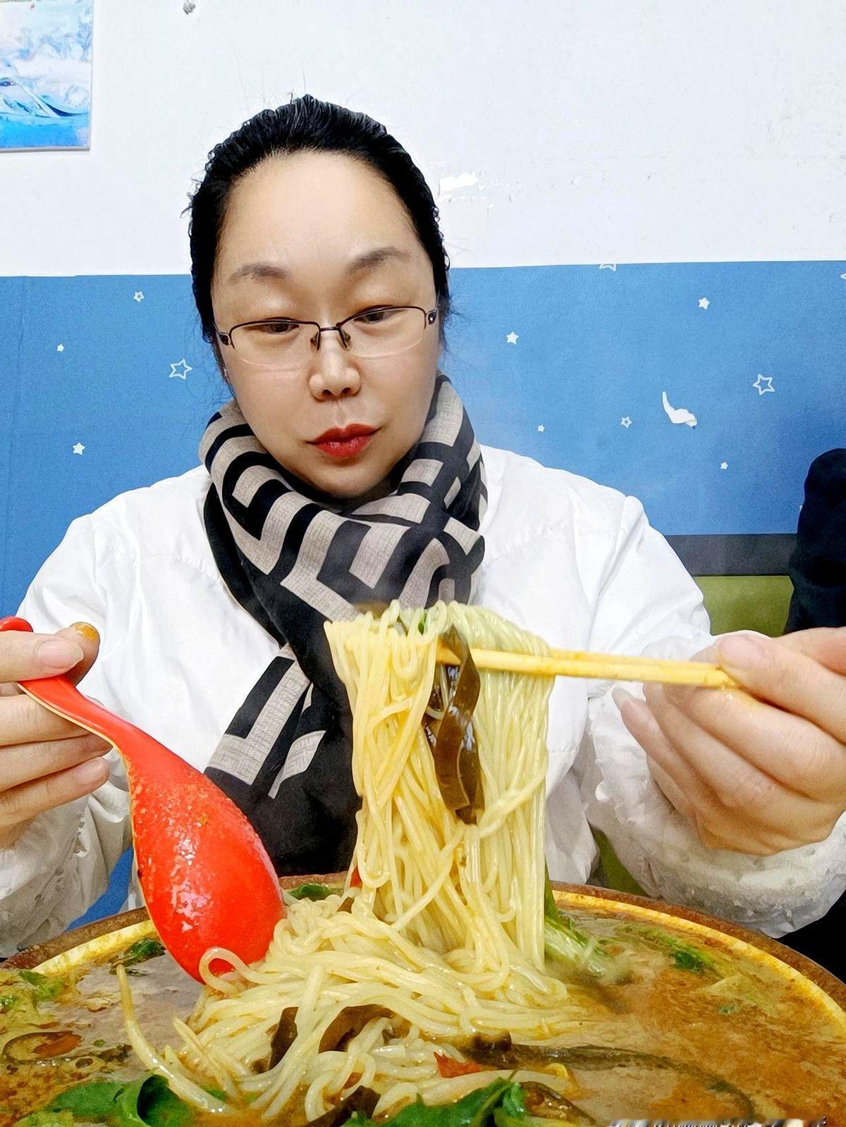 平安夜的热搜大多在晒战报——人均三位数的套餐图、商家队伍绕街一圈的短视频，而一对