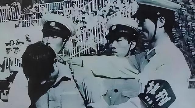 朱德元帅的孙子被执行枪决的第二天，他的夫人康克清正常外出工作，上班路上，她平静地