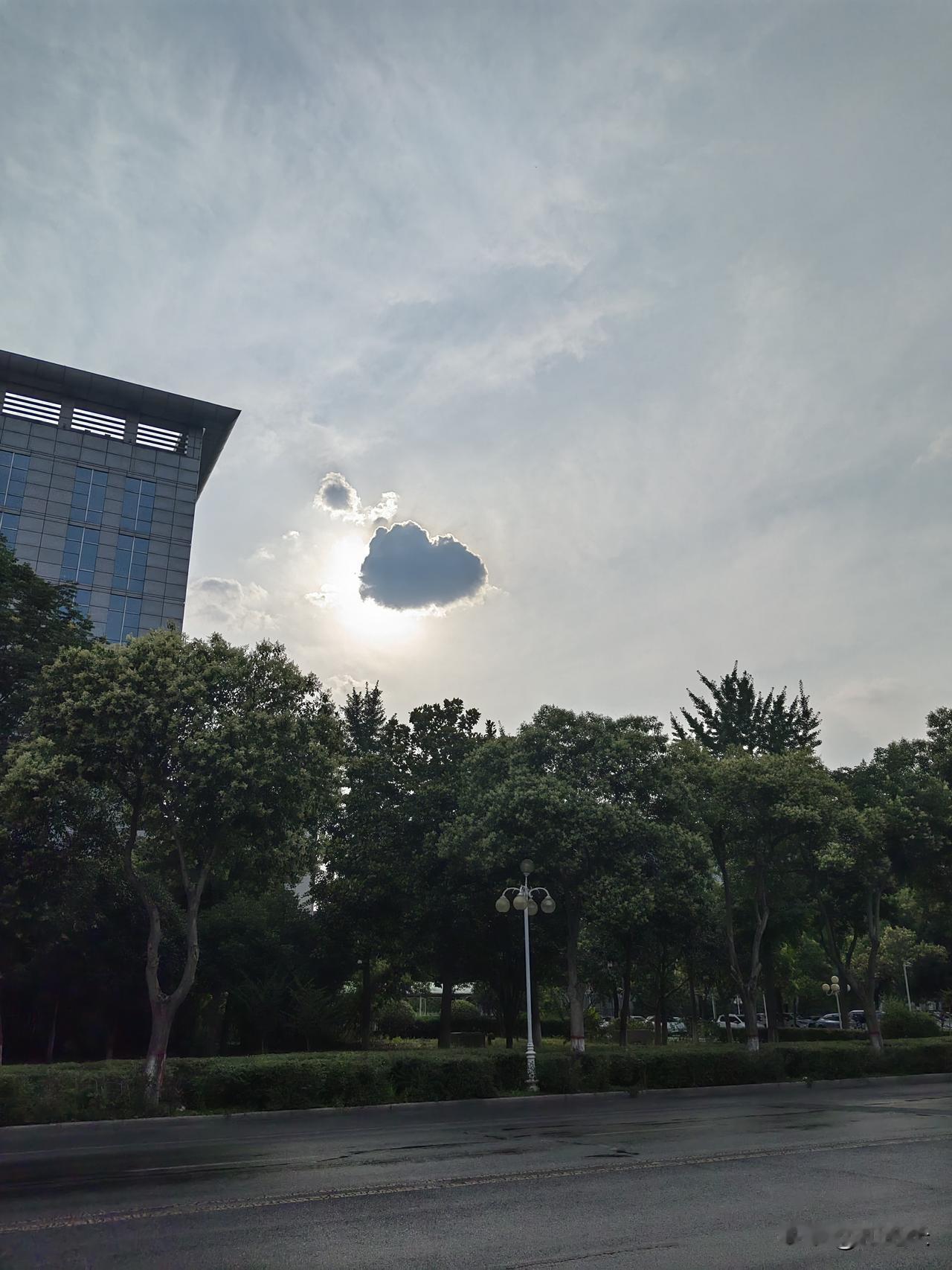 我认为现代是生活在现代的人，古代的事情都是从网上，书上，电视上看到的，是否真实不