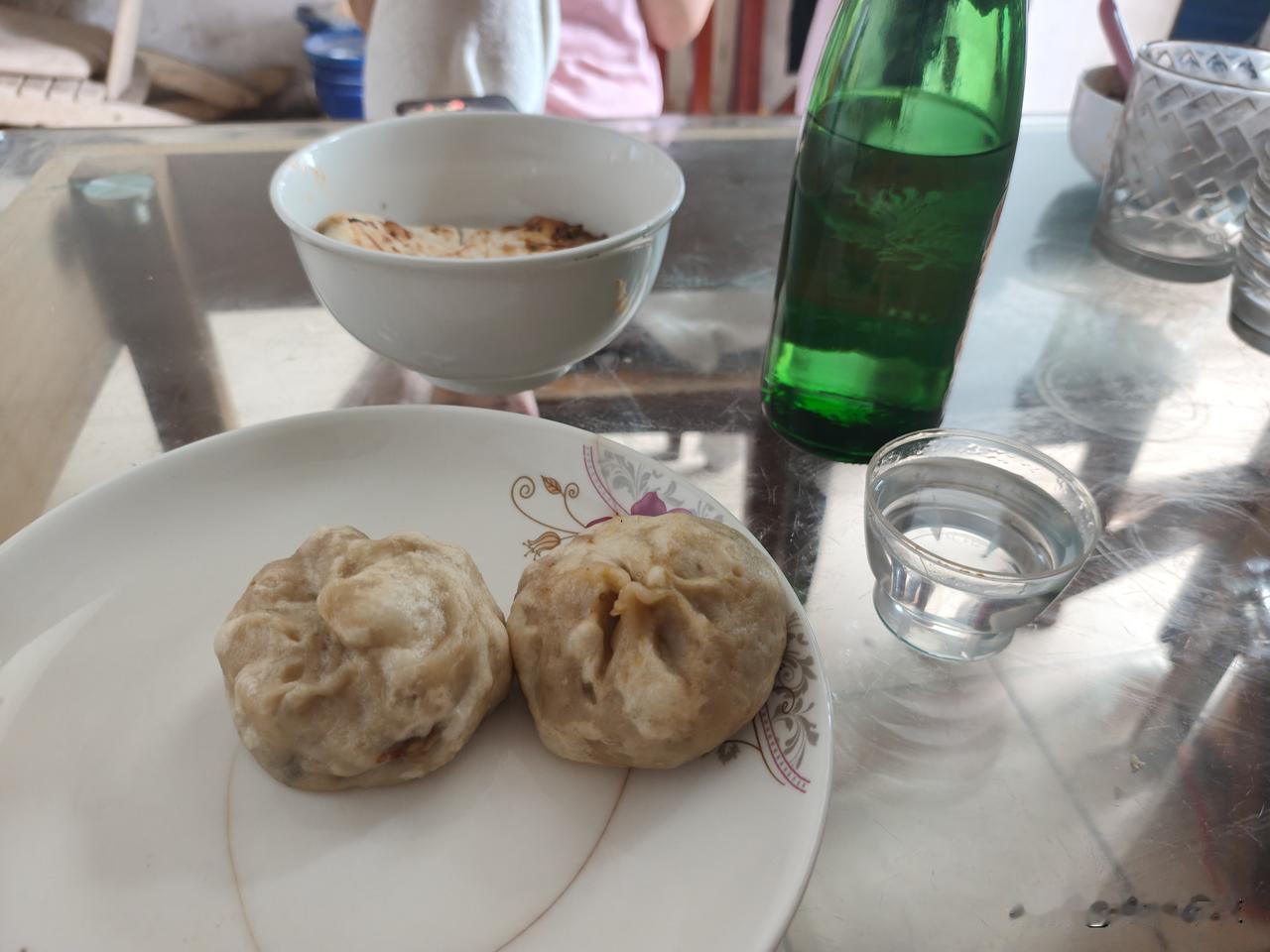 晒图笔记大赛端午节，老婆说做点好吃的，蒸了几个包子，还饹了饼。这包子蒸出来怎这个