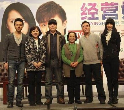 这张6人合照，我只认出了戴着项链、笑容亲切的老戏骨孙贵田与戴着帽子、高大挺拔的李