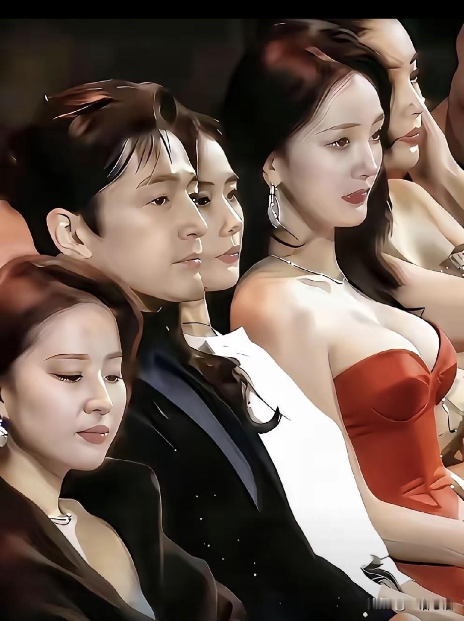 台上十年功，台下不轻松。
胡歌坐在一群美女旁边，太累了。
左也不是，右也不是，只
