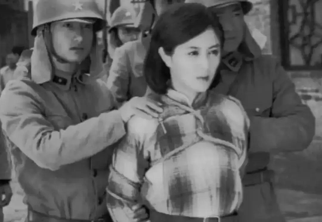 1945年，日军败局将近，县城里的敌人愈发暴戾，肆意残害乡间抗日人士。26岁的黄