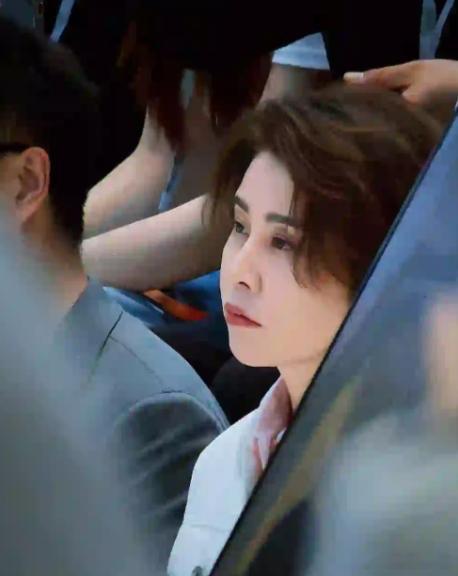 王濛手忙脚乱版心愿便利贴硬核冠军王濛遇上软萌甜歌《心愿便利贴》，极致反差格外吸睛