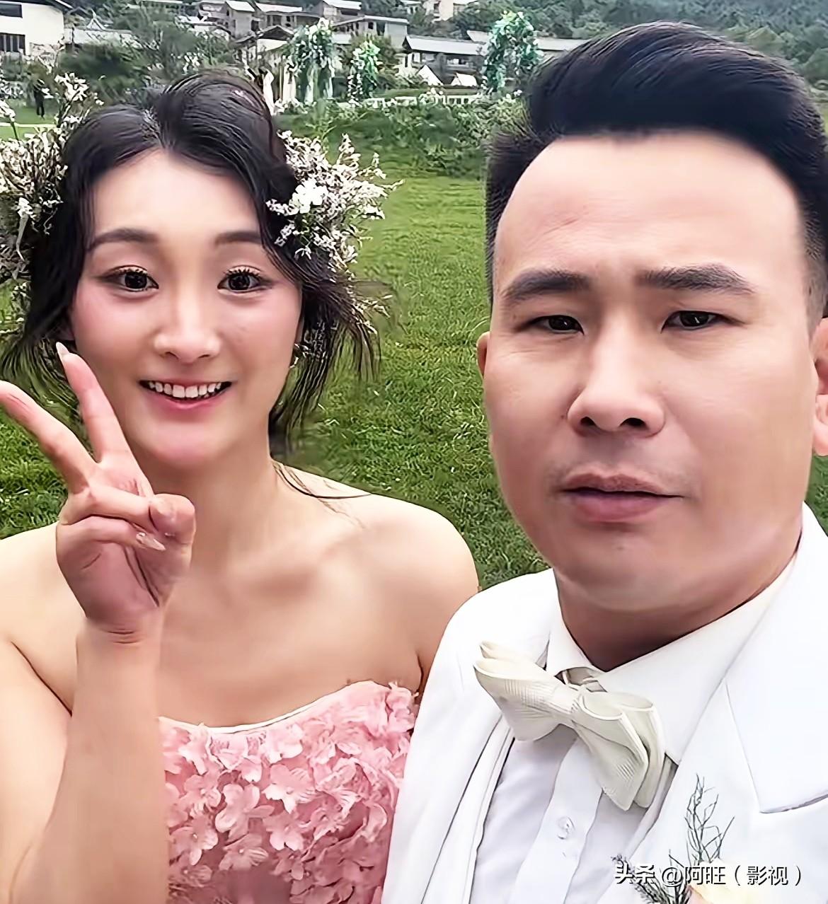 近日陈亚男与郭新鹏拍摄婚纱照的画面流出，男生笔挺西装，她一袭简约白纱，两人并肩笑